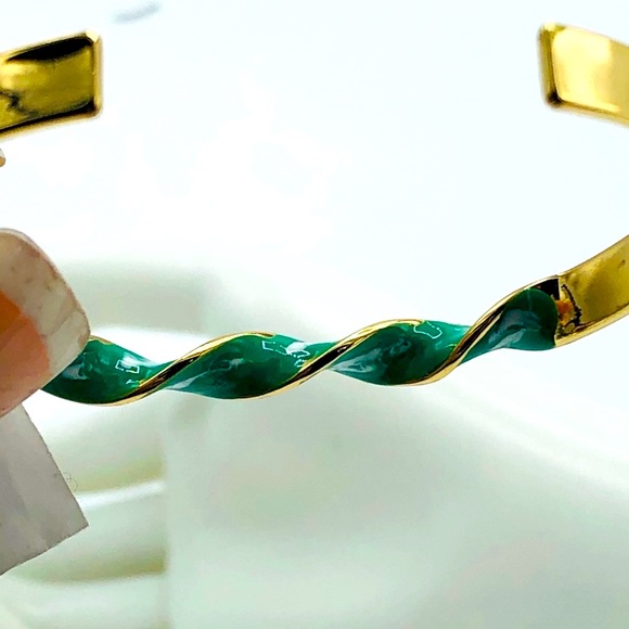 NEW Gold & GREEN ENAMEL GORGEOUS PIECE ENAMEL BANGLE - Picture 3 of 14